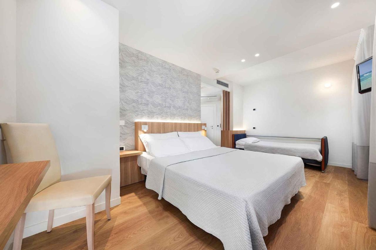 Hotel Antibes Риччоне Екстер'єр фото
