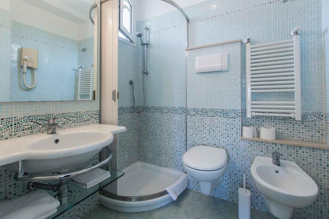 Hotel Antibes Риччоне Екстер'єр фото