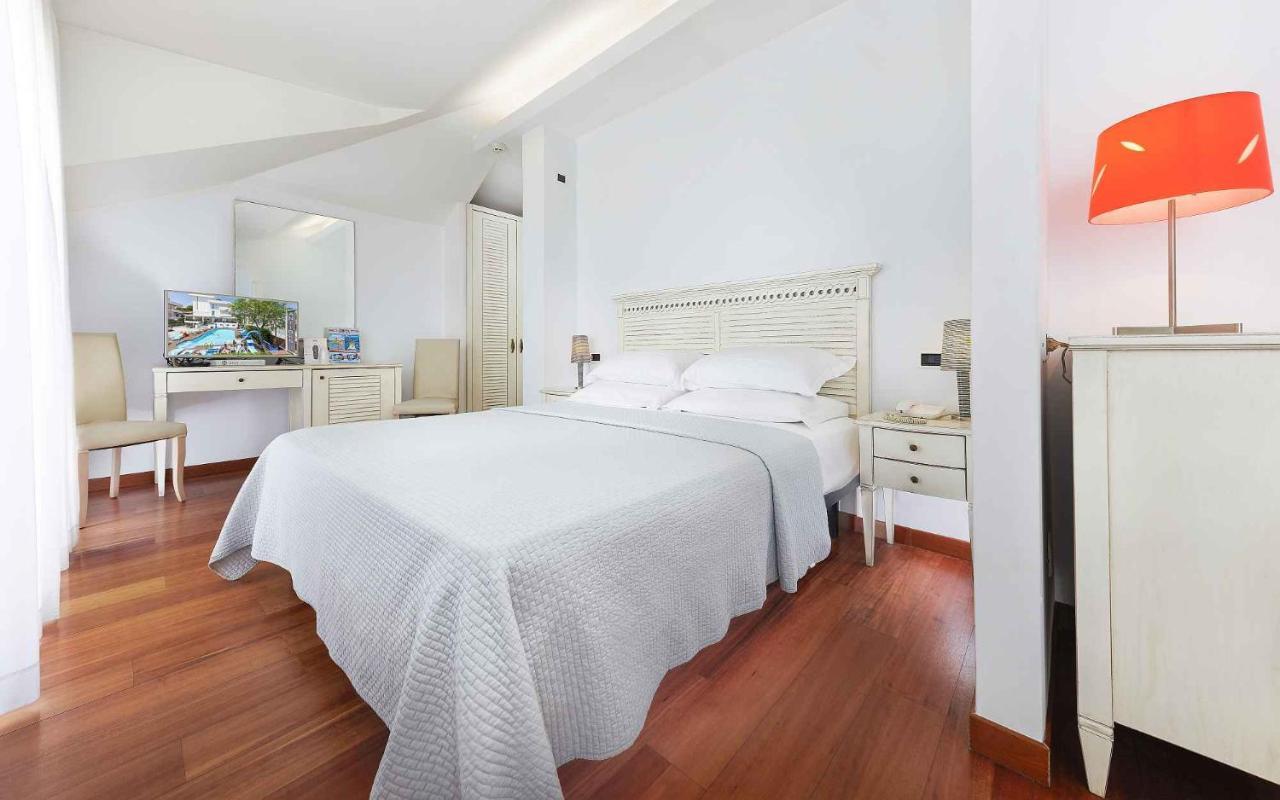 Hotel Antibes Риччоне Екстер'єр фото